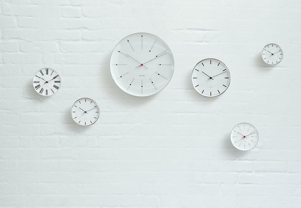 Arne Jacobsens vægure og ure i fire design: Bankers, City Hall, Roman og Station.