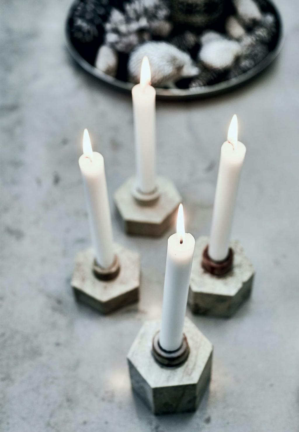 Lysestager og juledekoration på sofabordet