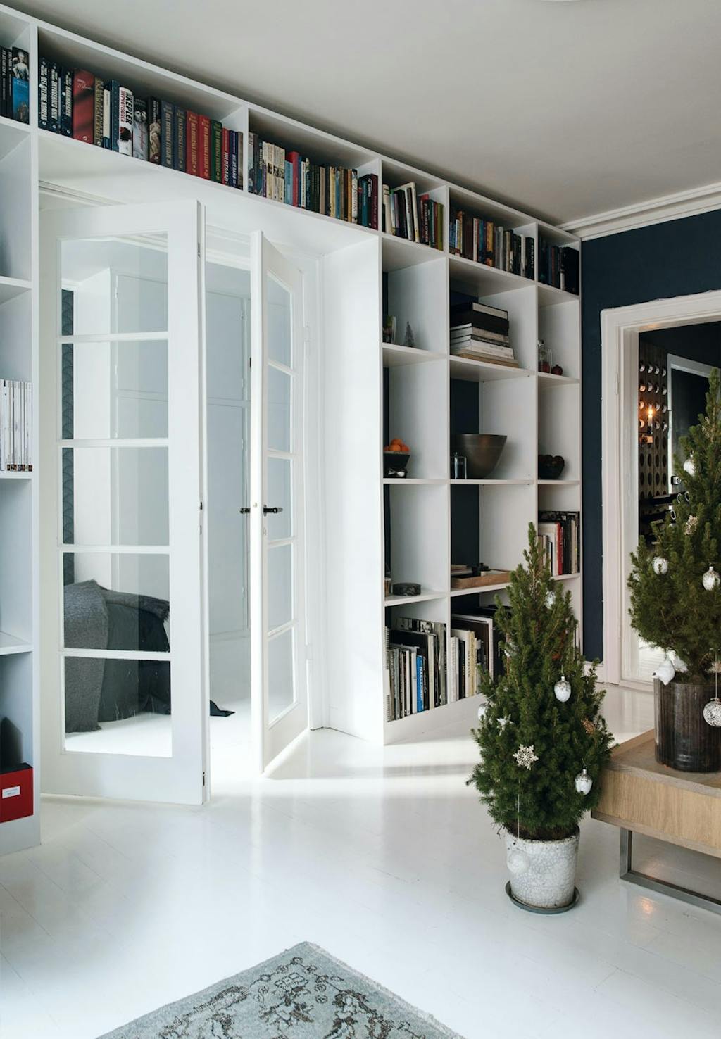 Stor indbygget reol i stuen