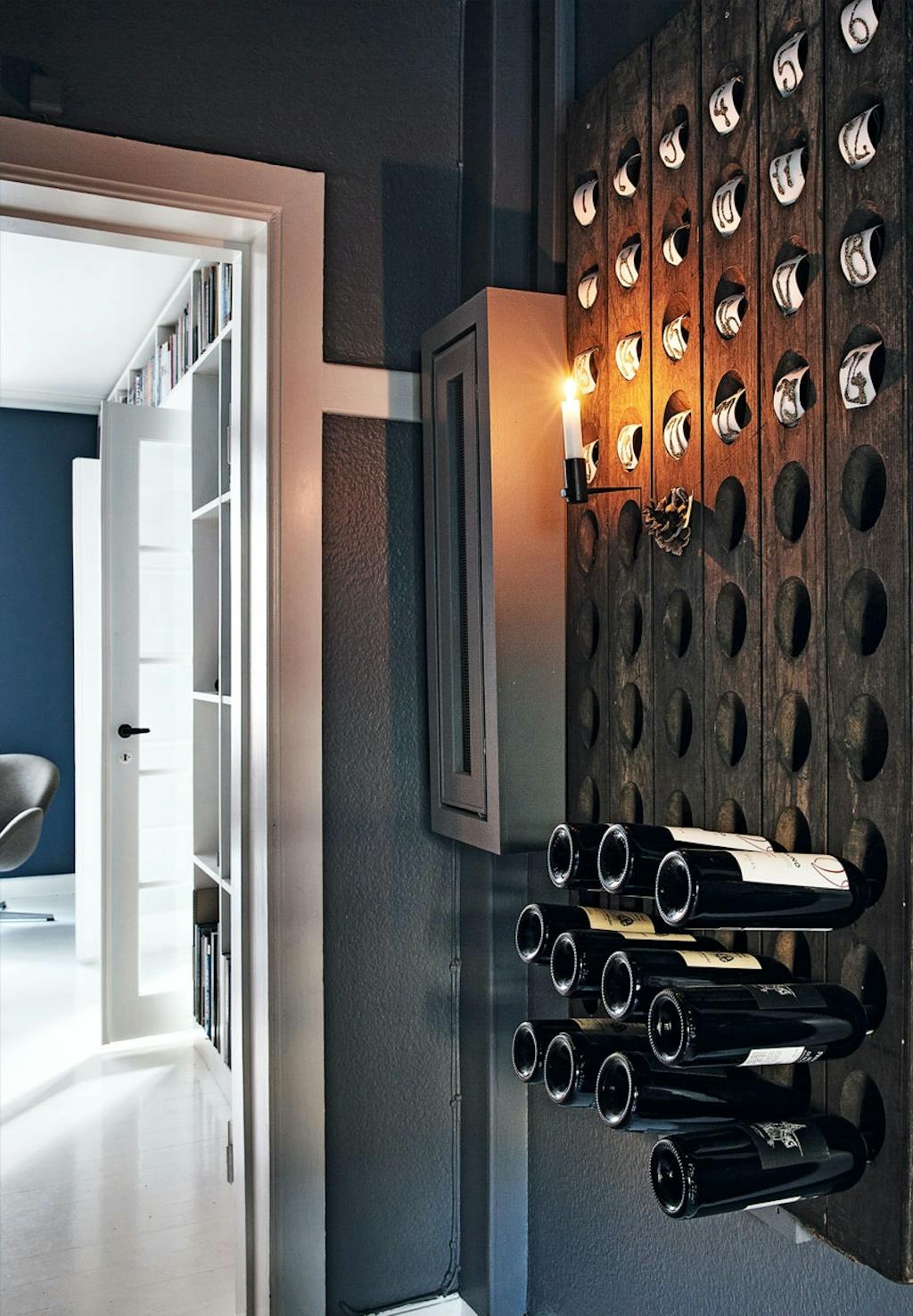 Vinreol med levende lys og kalendernumre