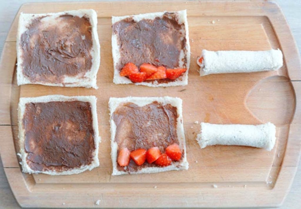 Toastbrødet rullet og smurt med nutella og belagt med jordbær