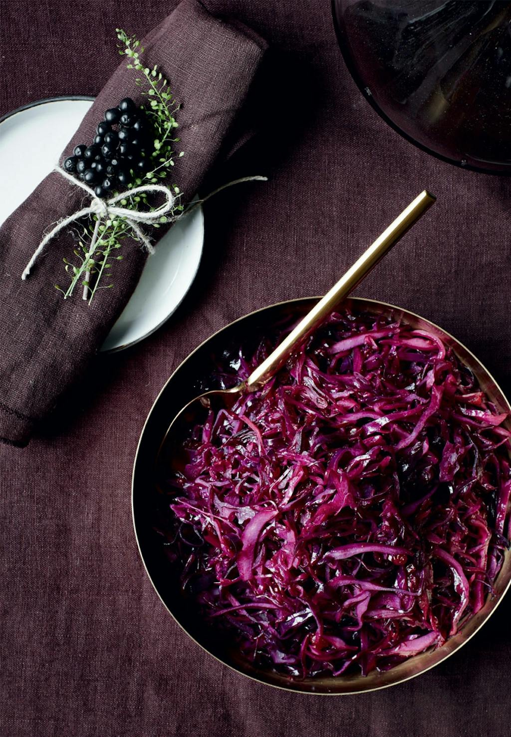 Opskrift på lynstegt rødkål med tyttebær