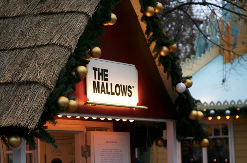 Emma Bülow foran sin bod i Tivoli, hvor hun sælger Marshmallows