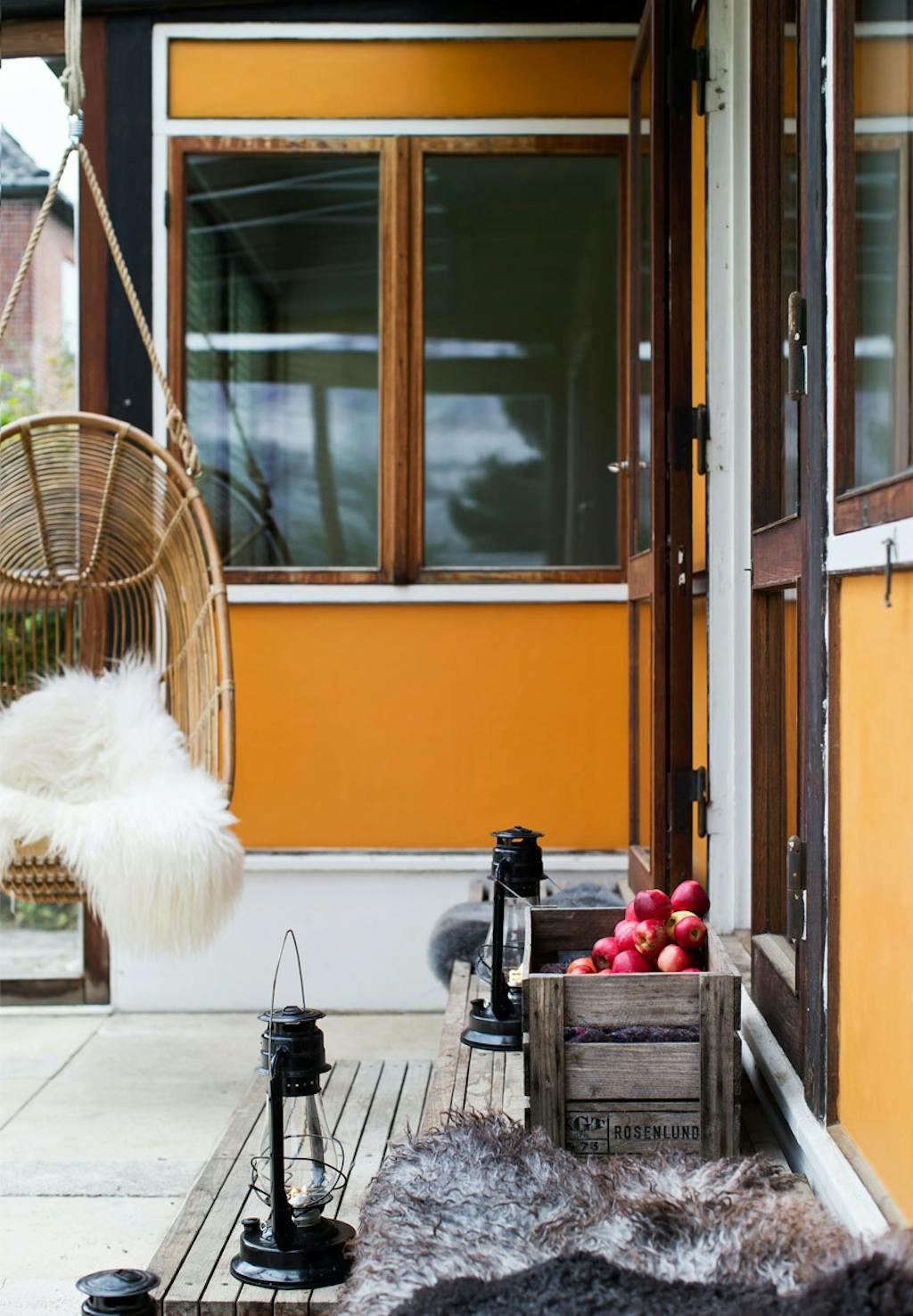 Rustik bænk og hængestol på terrassen