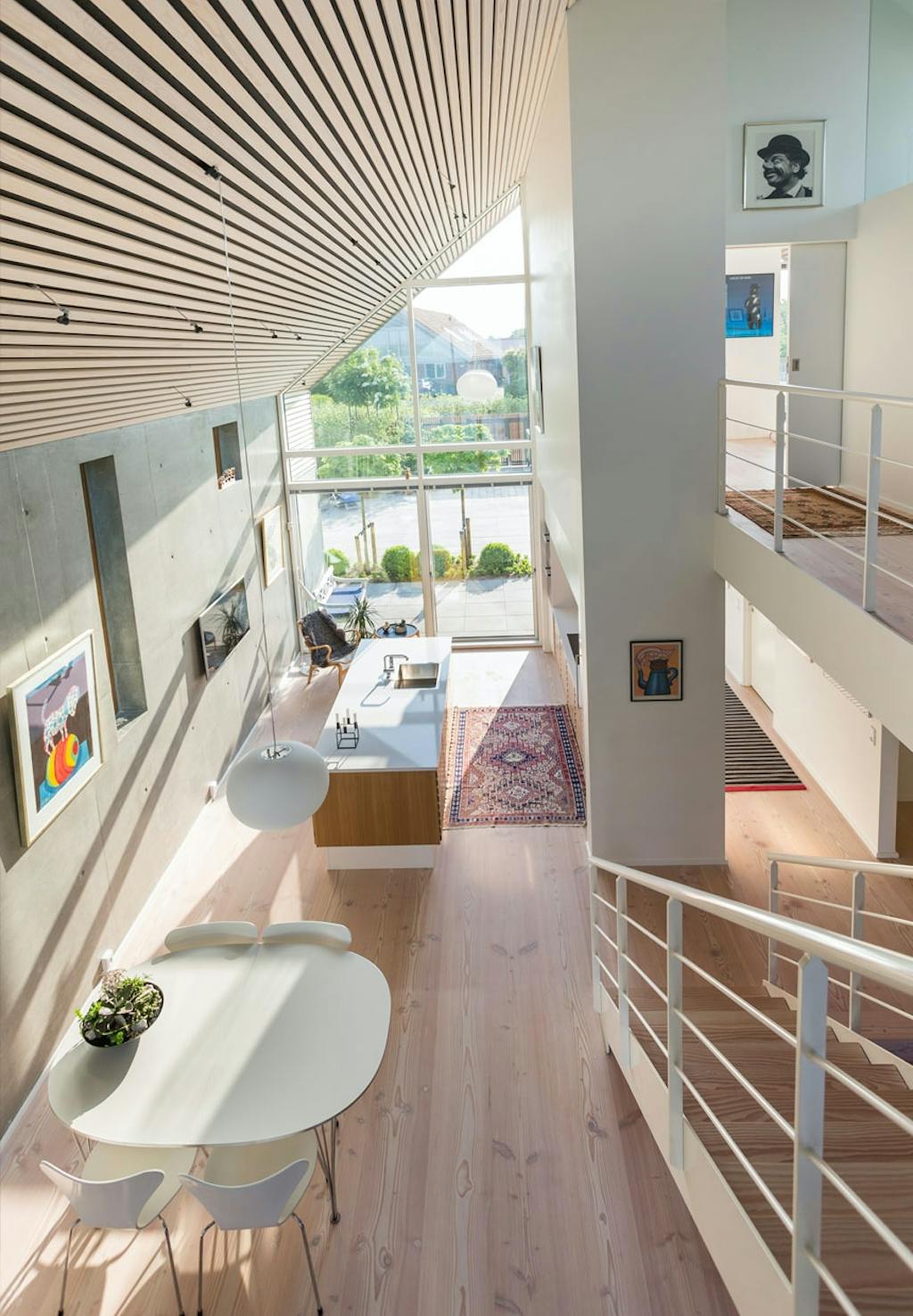 Højt til loftet og store glaspartier