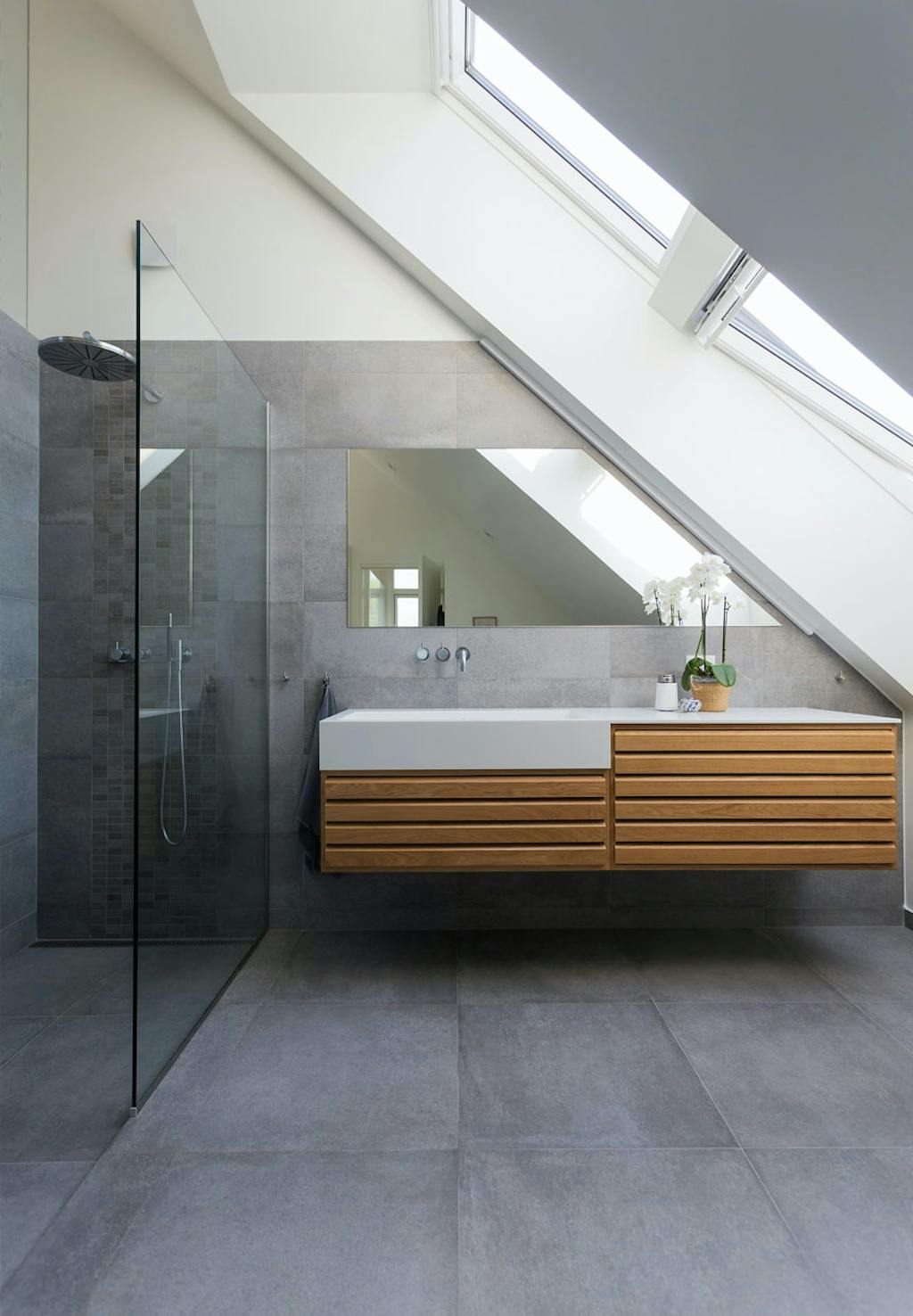 Badeværelse med store betonfliser