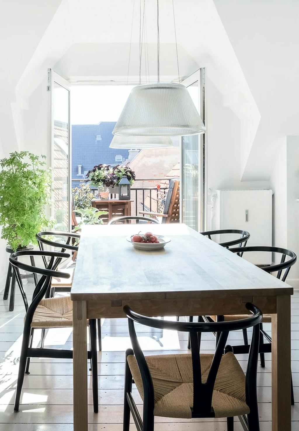 Køkken-alrum med udgang til altanen