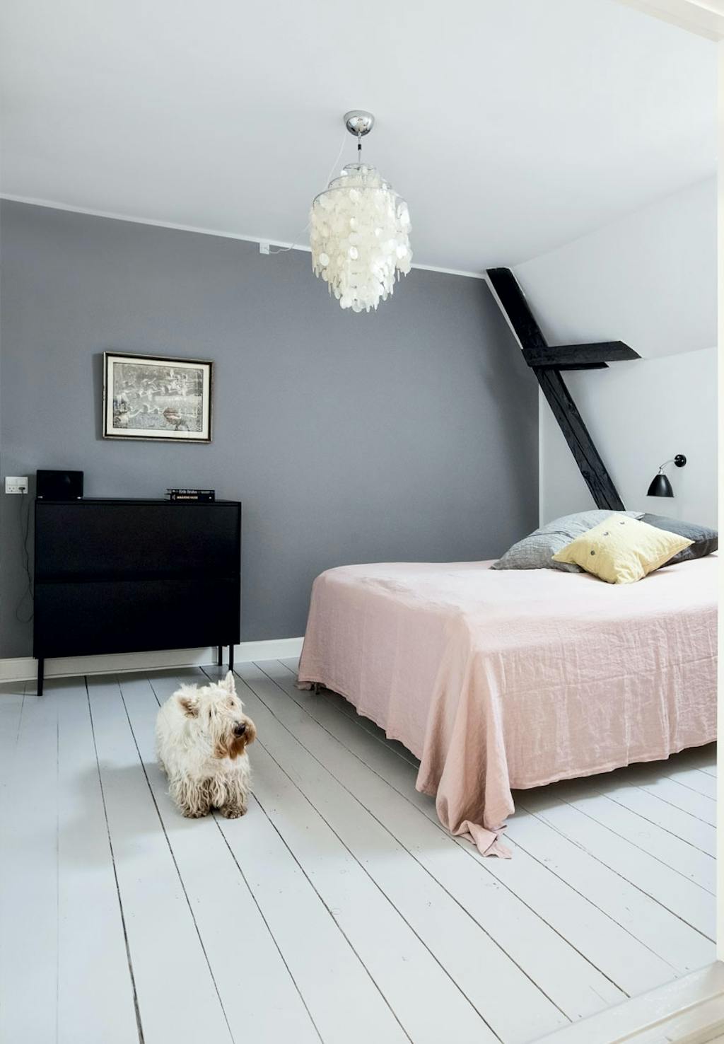 Dekorativt soveværelse med fritlagte bjælker