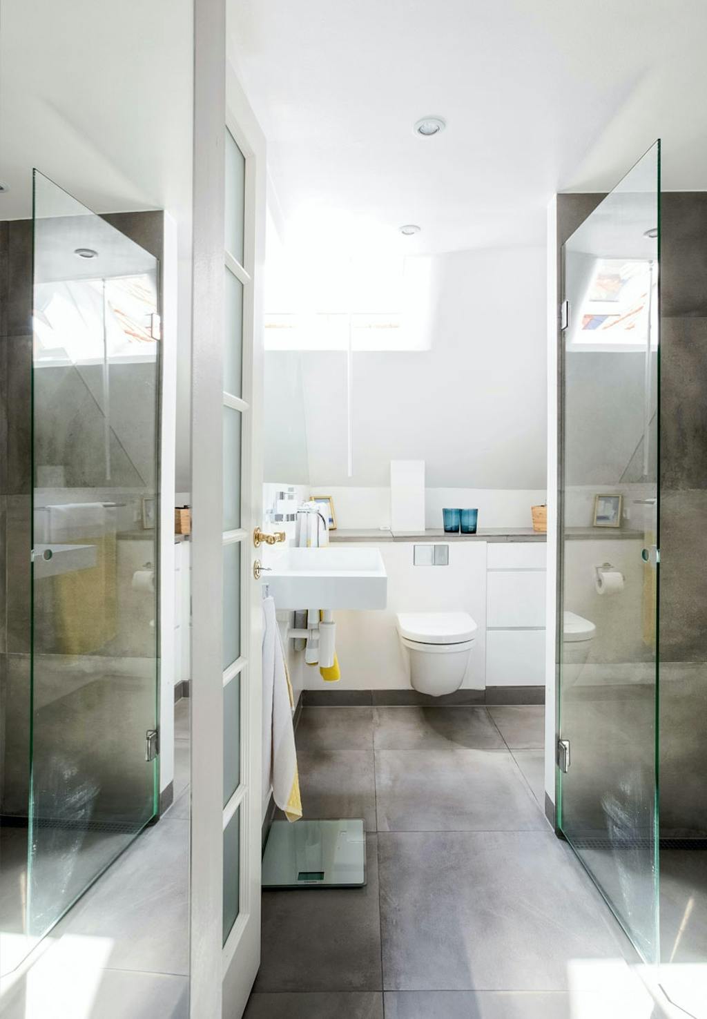 Glasvæggene på badeværelset skaber transparens