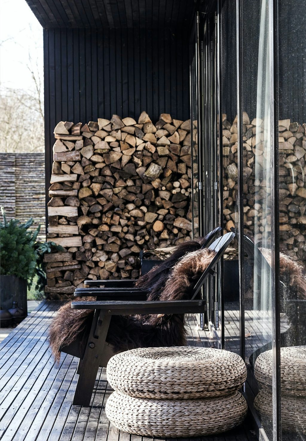 Terrasse med langt udhæng, der giver læ Terrasse med langt udhæng, der giver læ