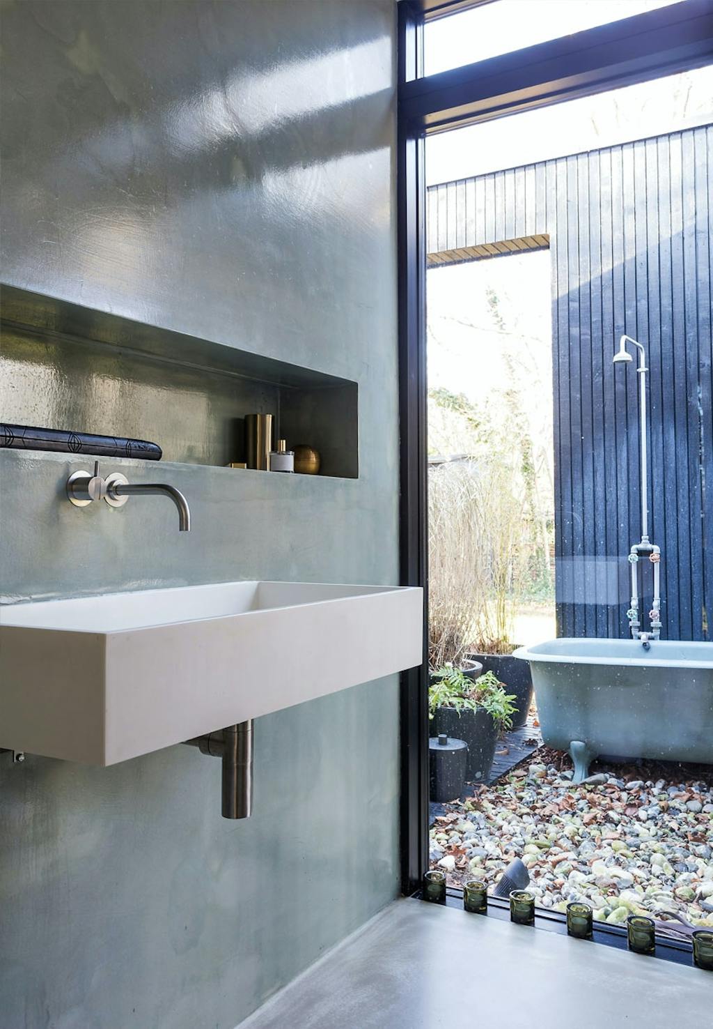 Badeværelse med rå betonvægge