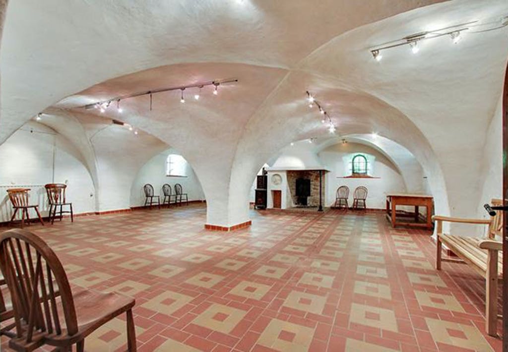 700 kvadratmeter kælder