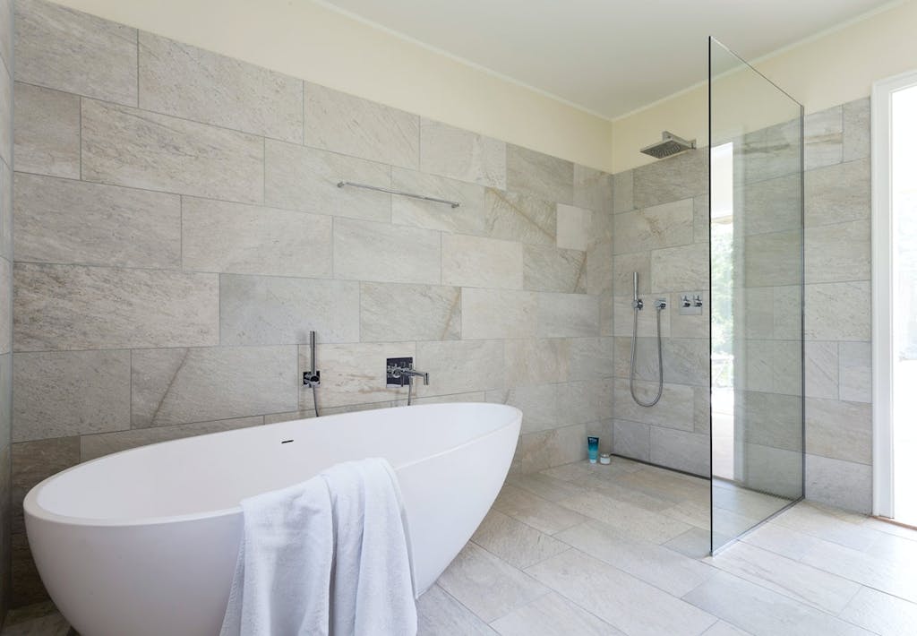 Æggeformet badekar på badeværelset