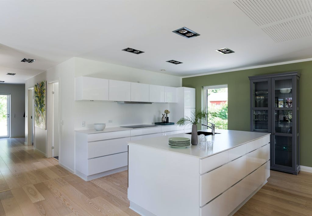 Lyst køkken med skabe fra Kvik