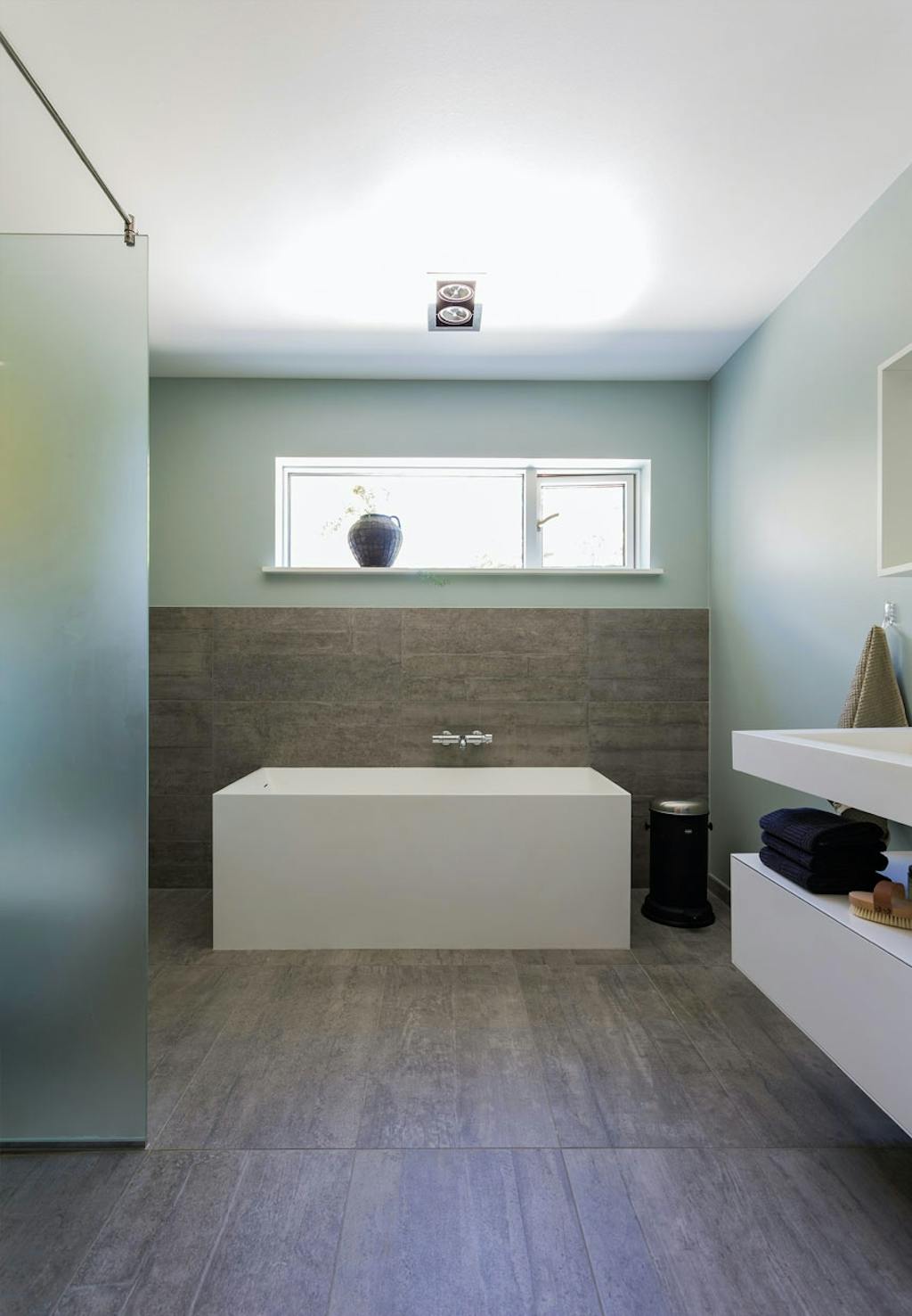 Badeværelse med vask og bad fra Bad & Stil