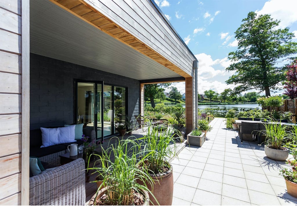 Fantastisk terrasse med grønne planter