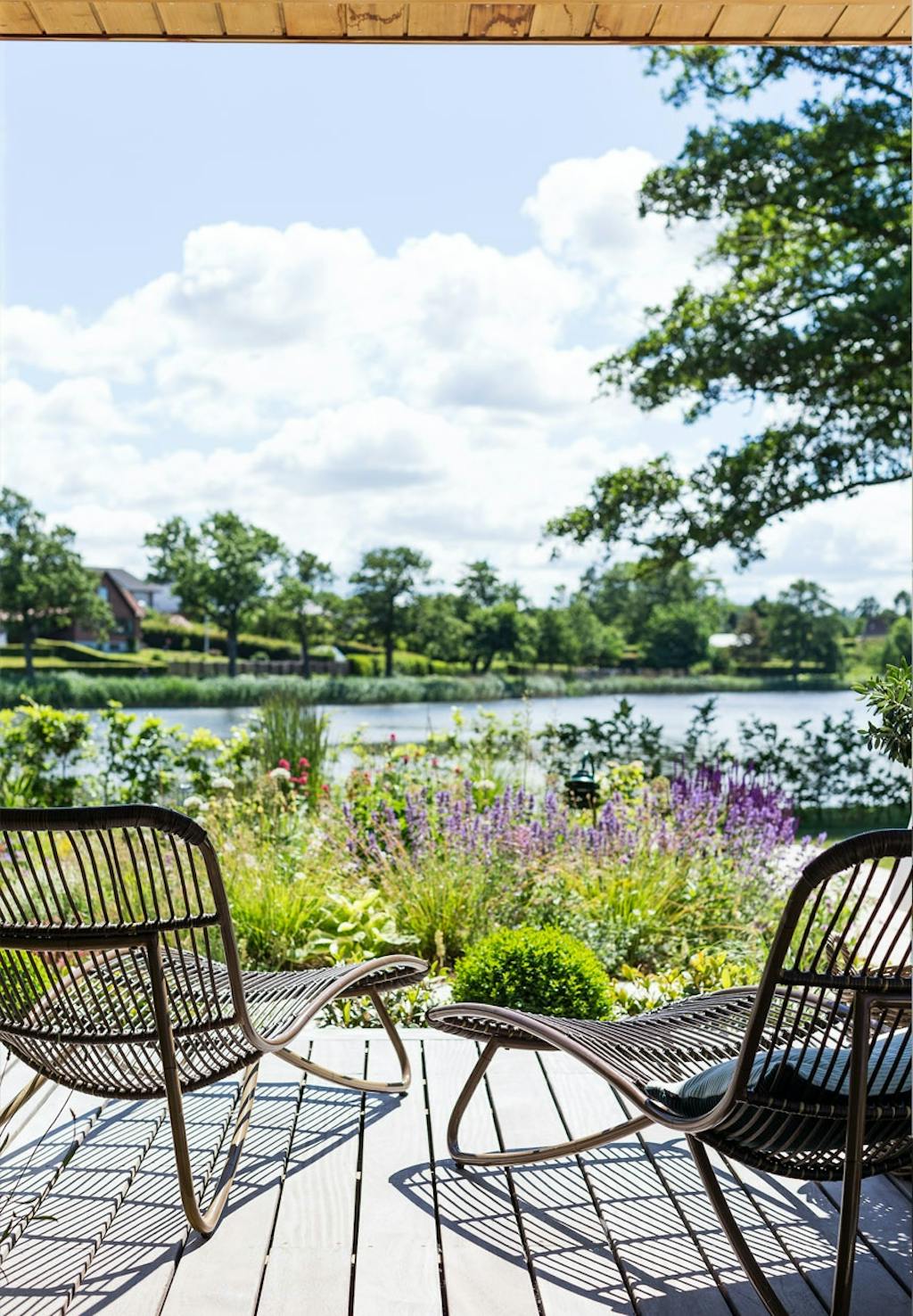 Havemøbler i rattan på terrassen