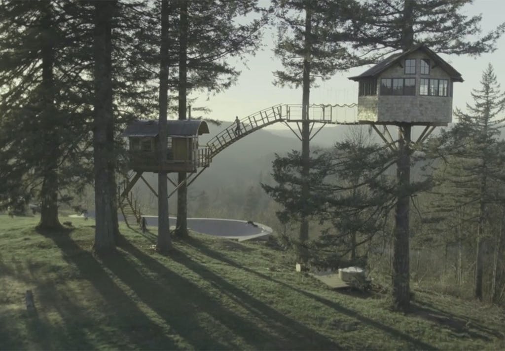 Træhytte og skaterbane