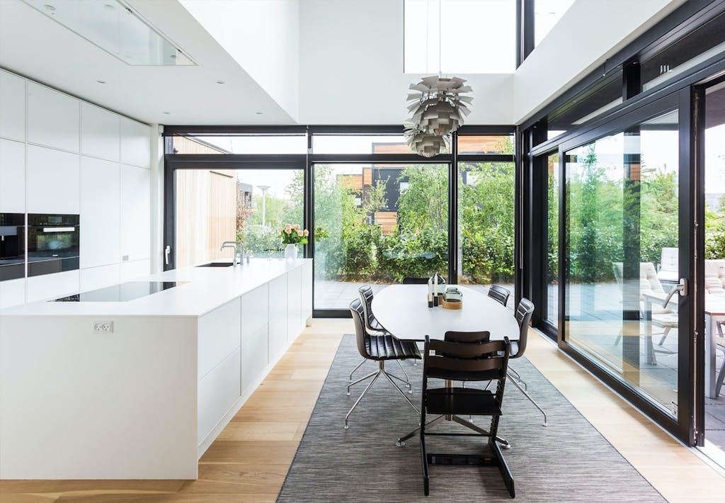 Lyst køkken med store vinduespartier