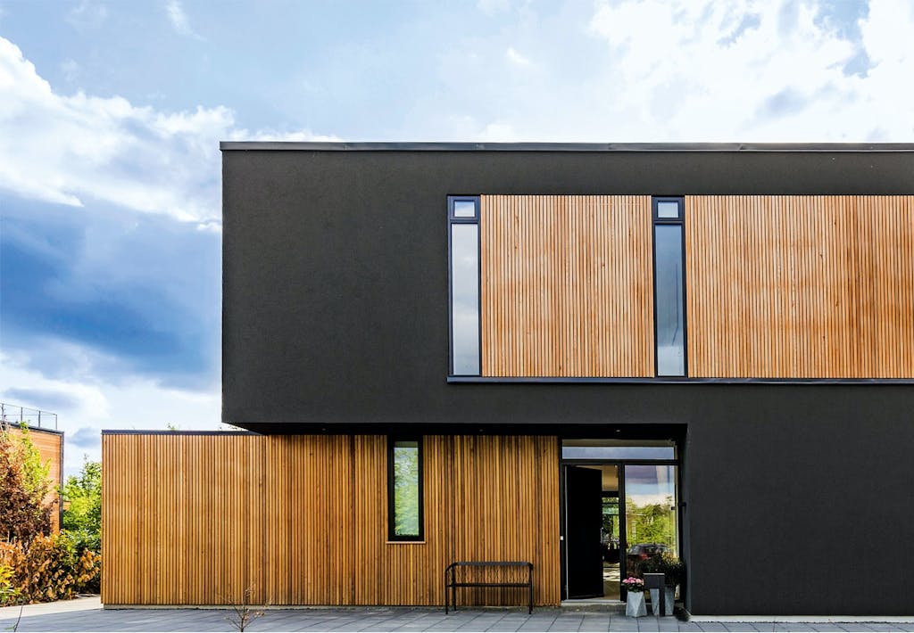 Smuk husfacade beklædt med træ