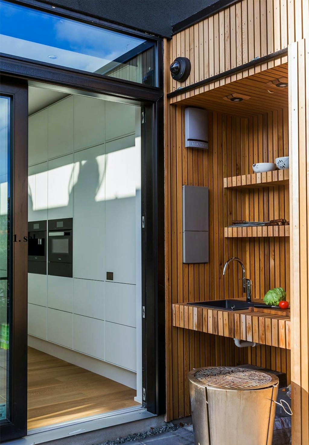 Funktionelt udekøkken i olieret cedertræ