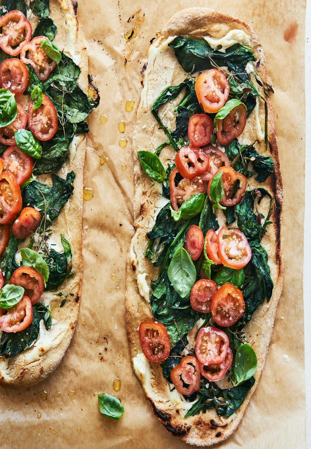 pizza med tomat, spinat og tomater