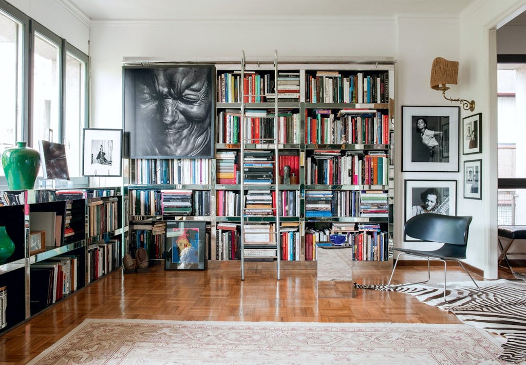 Stålkonstruktion i stuen fyldt med bøger