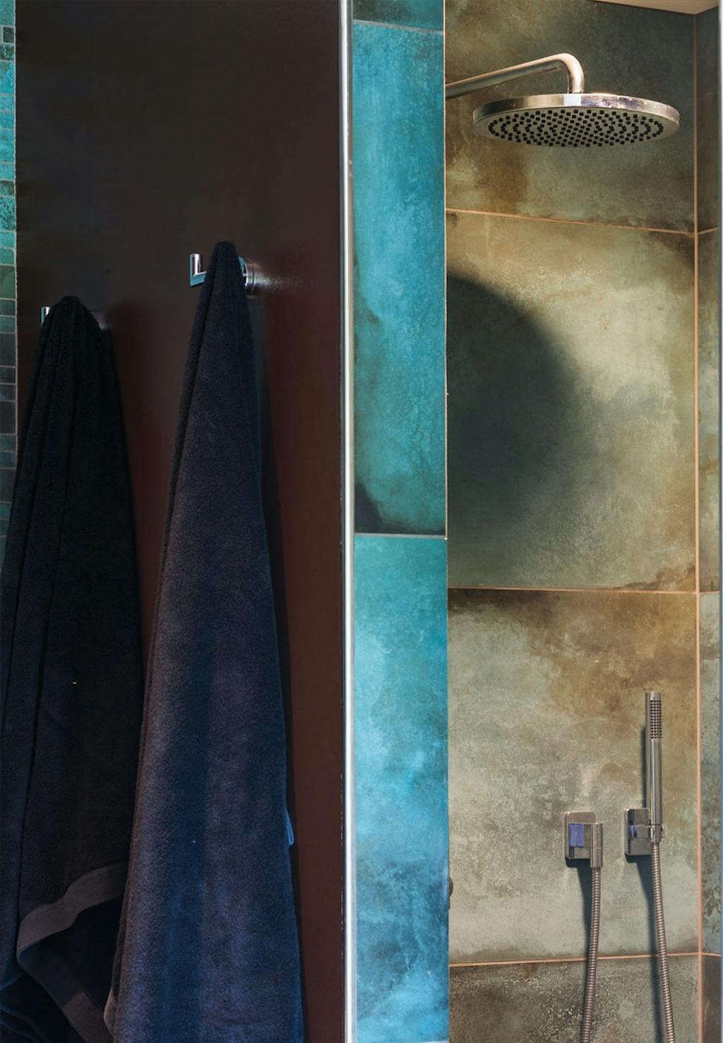 Stor brusekabine med armatur fra Dornbracht