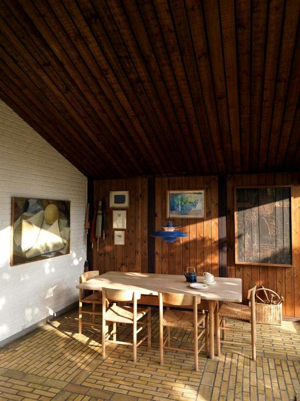 Spisebord omkranset af J39 stole 