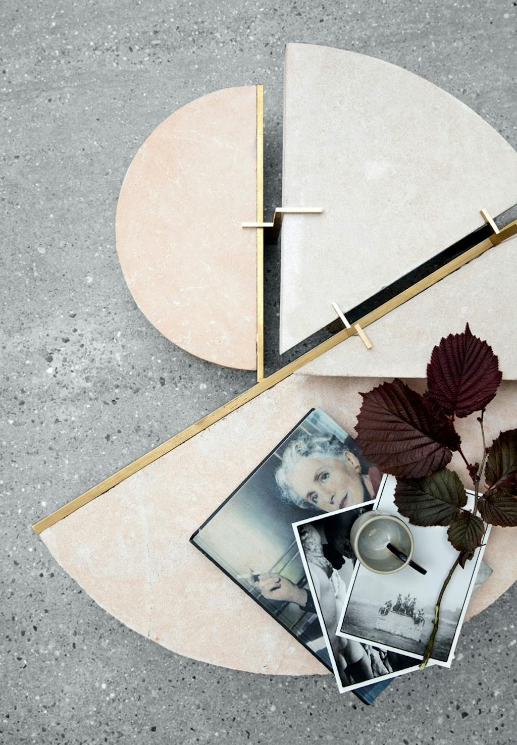 Skulptur i sandsten og messing Skulptur i sandsten og messing