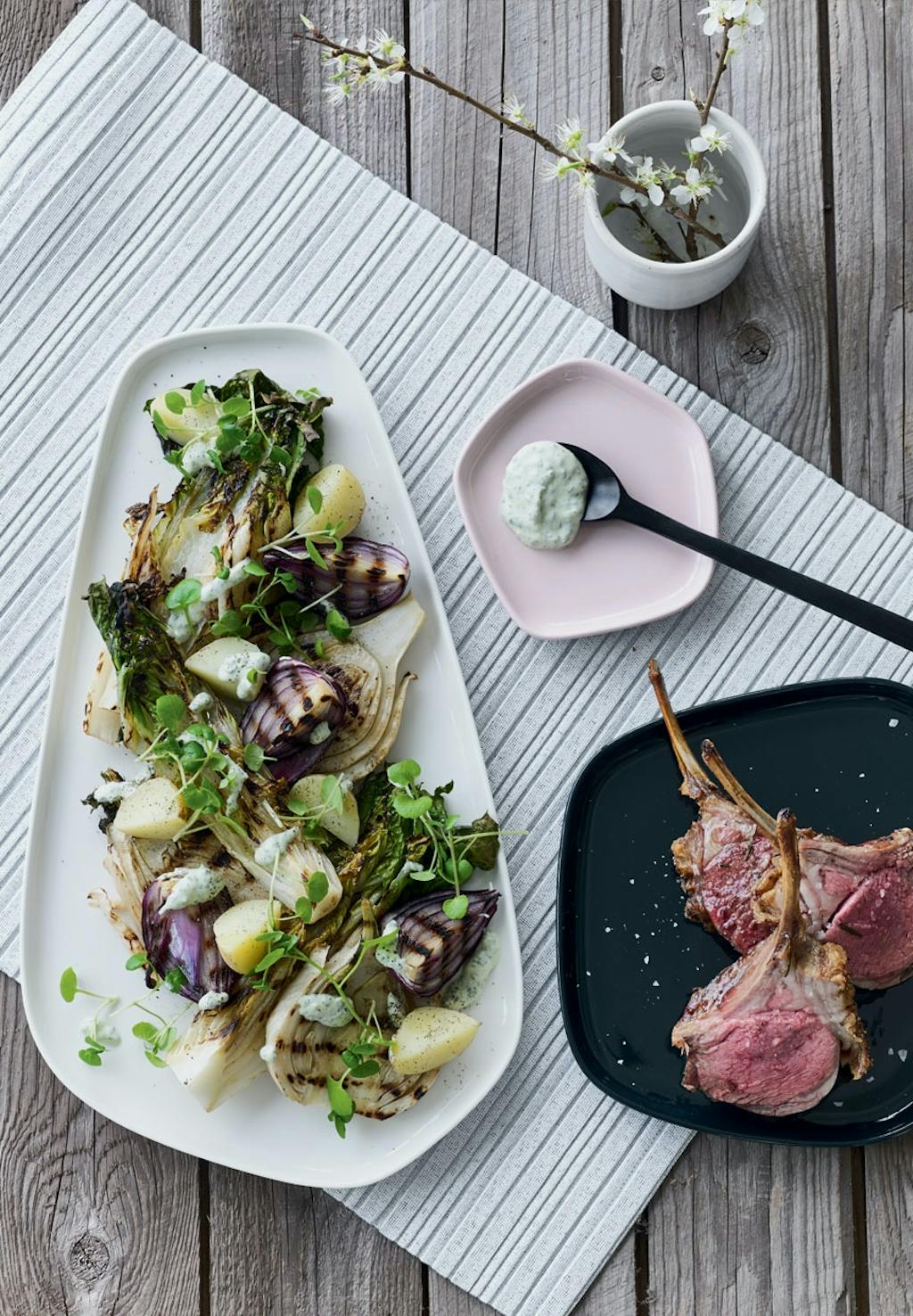 Lammekrone med grillet grønt og urtefløde