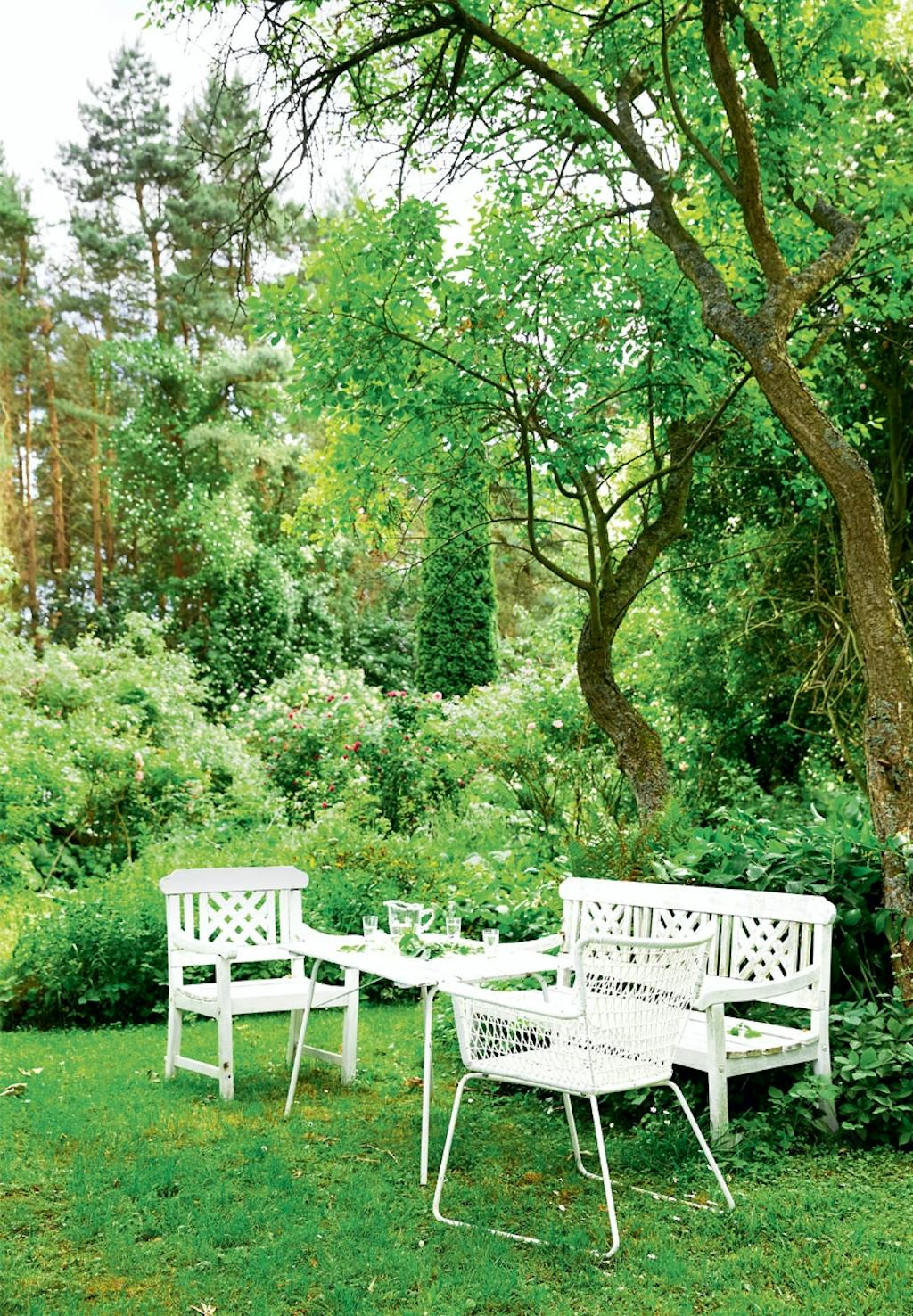Hyggekrog med hvide havemøbler