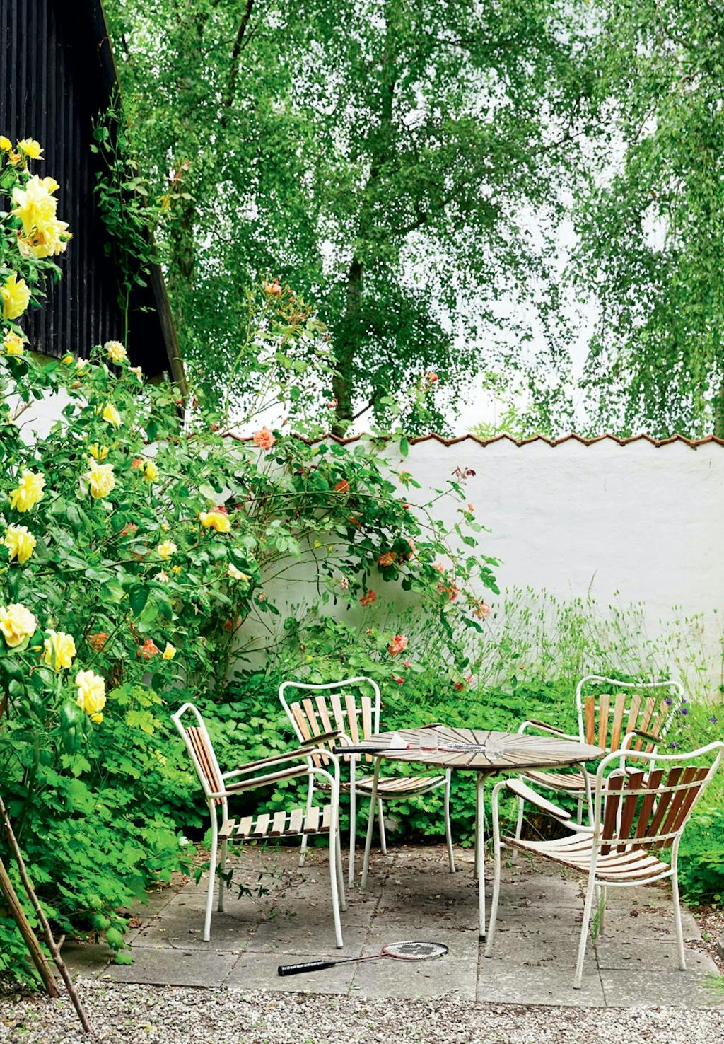 Hyggelig spiseplads med møbler i teaktræ