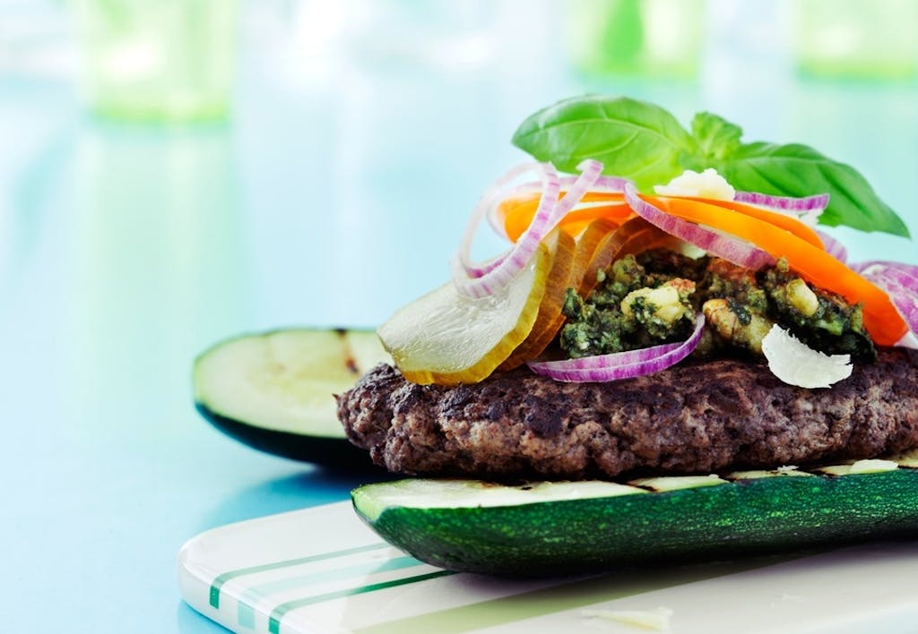 Okseburger med squashbolle og valnøddepesto