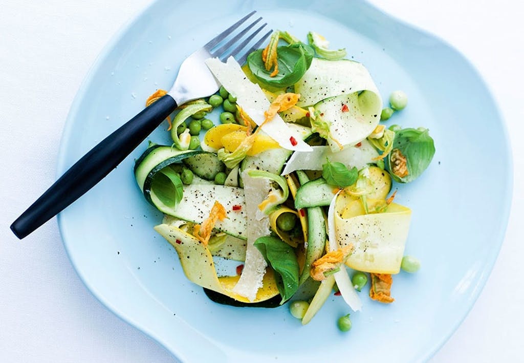 Squashsalat med nye ærter og parmesanflager