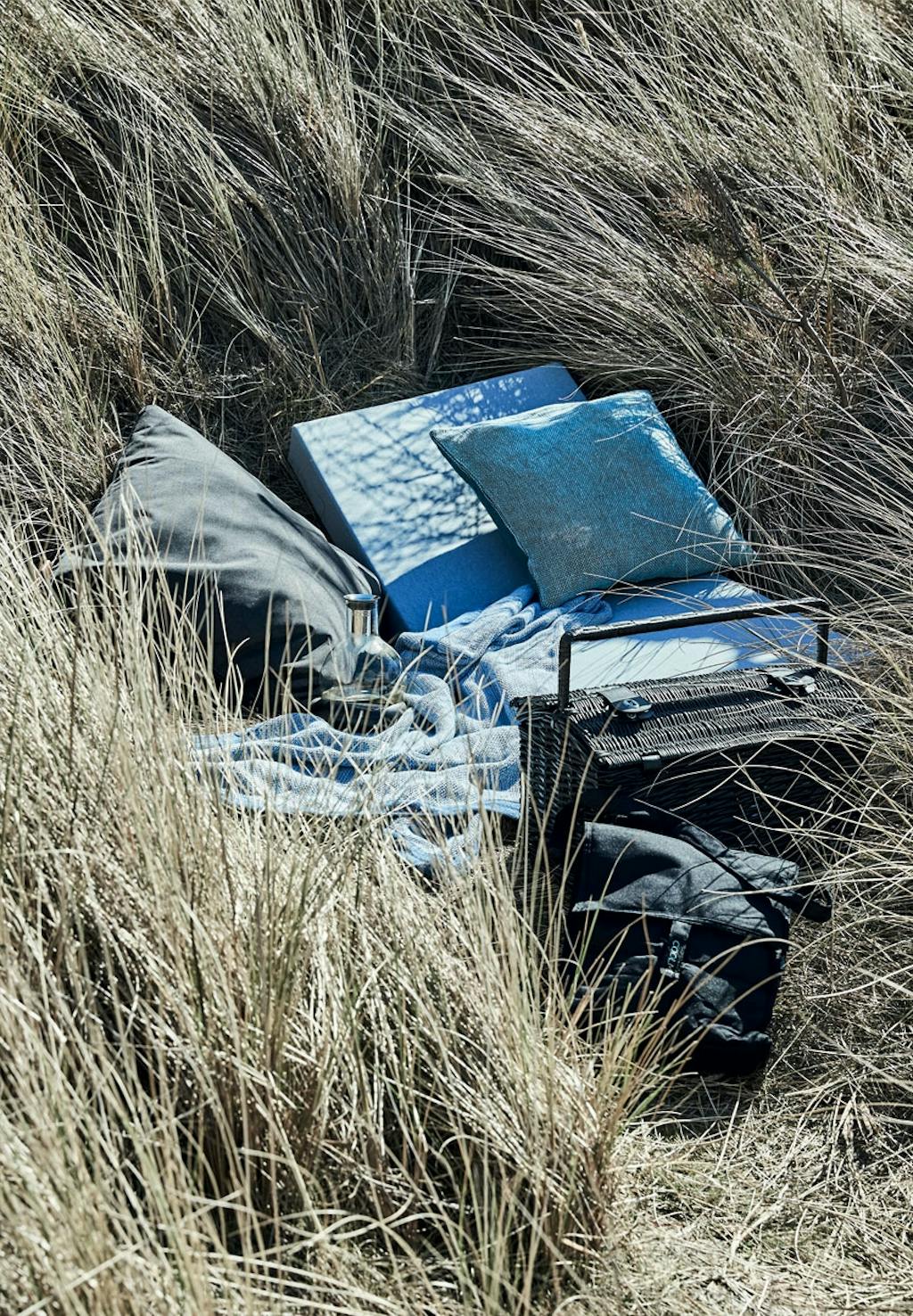 Find læ i strandens huler omringet af klitter Find læ i strandens huler omringet af klitter