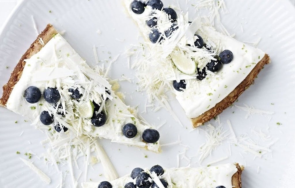 Hvid chokoladekage med blåbær og lime