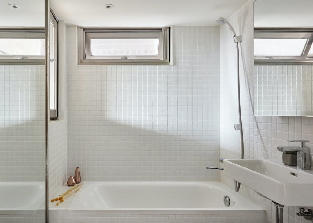 Vaskemaskinen er rykket ud i køkkenet