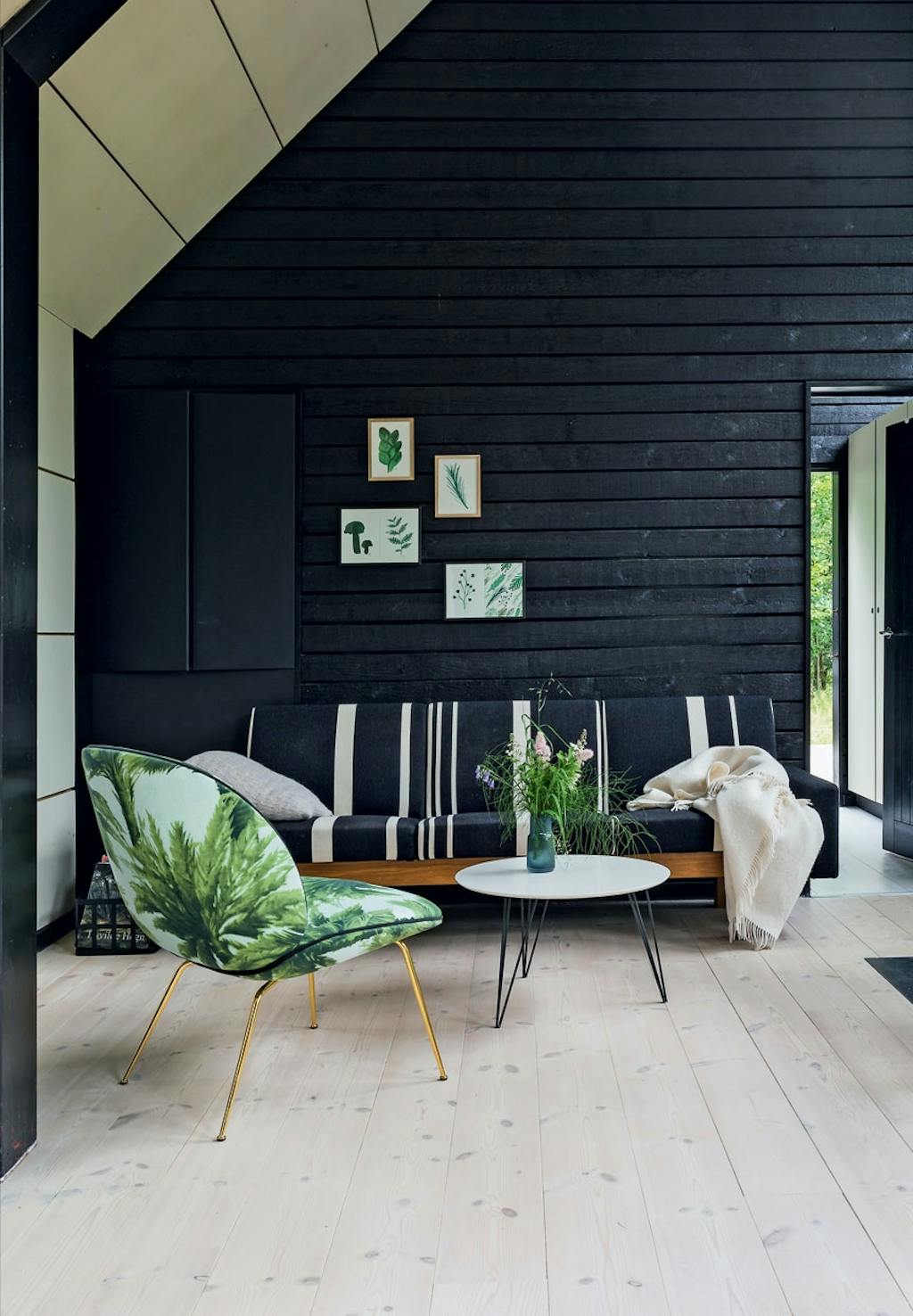 Stue med Beetle-loungestolen fra Gubi