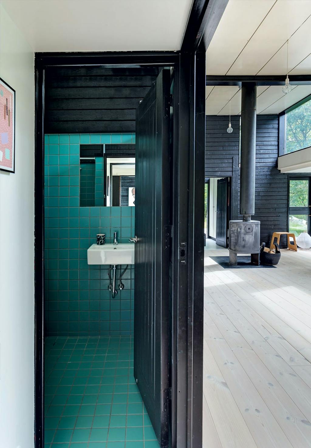 Badeværelse med blågrønne fliser