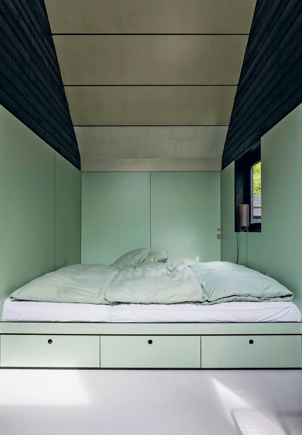 Seng med plads til opbevaring