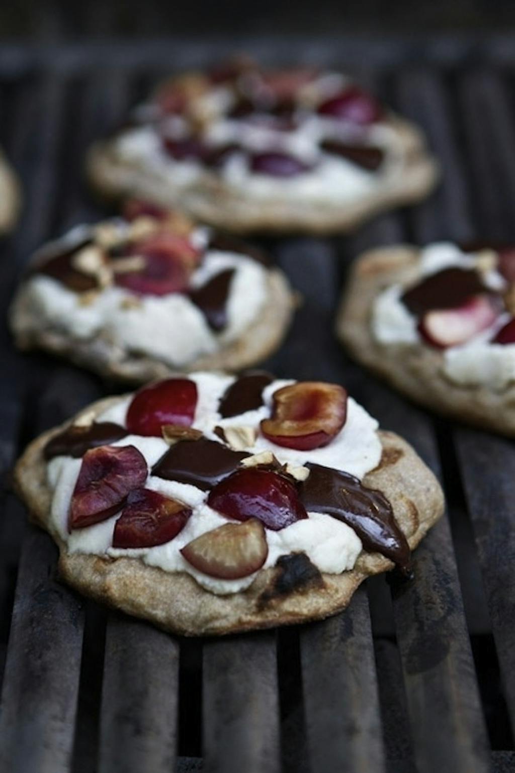 Kirsebærspizzaer med ricotta