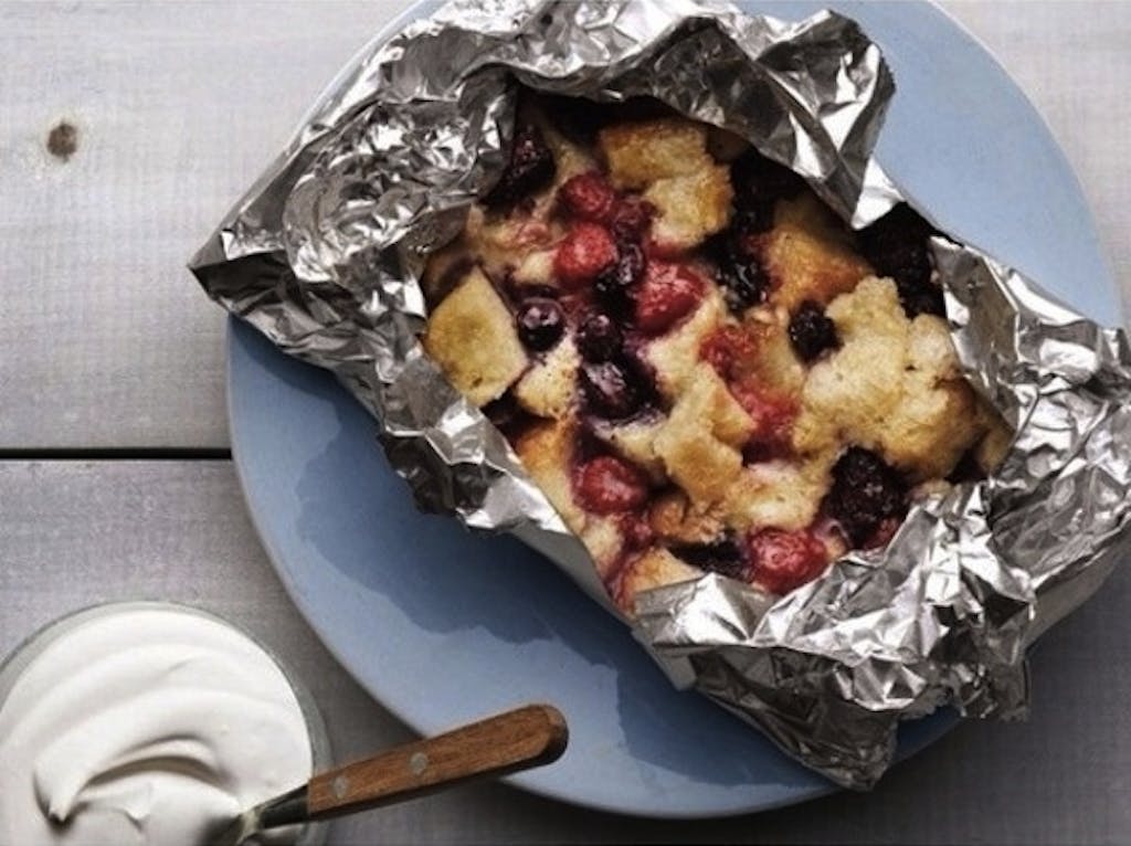 Grillet budding med frugt og brød