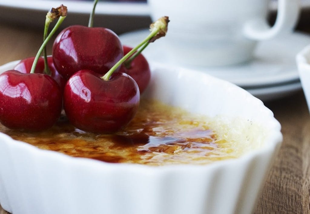 Creme catalane med kirsebær