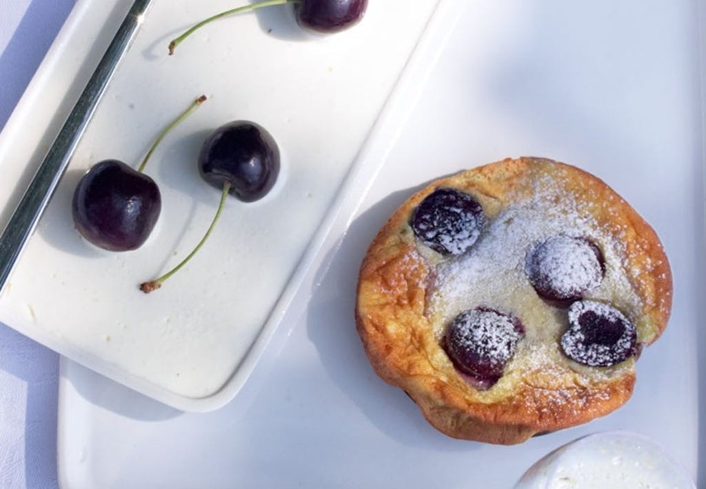 Små bagte kirsebærclafoutis