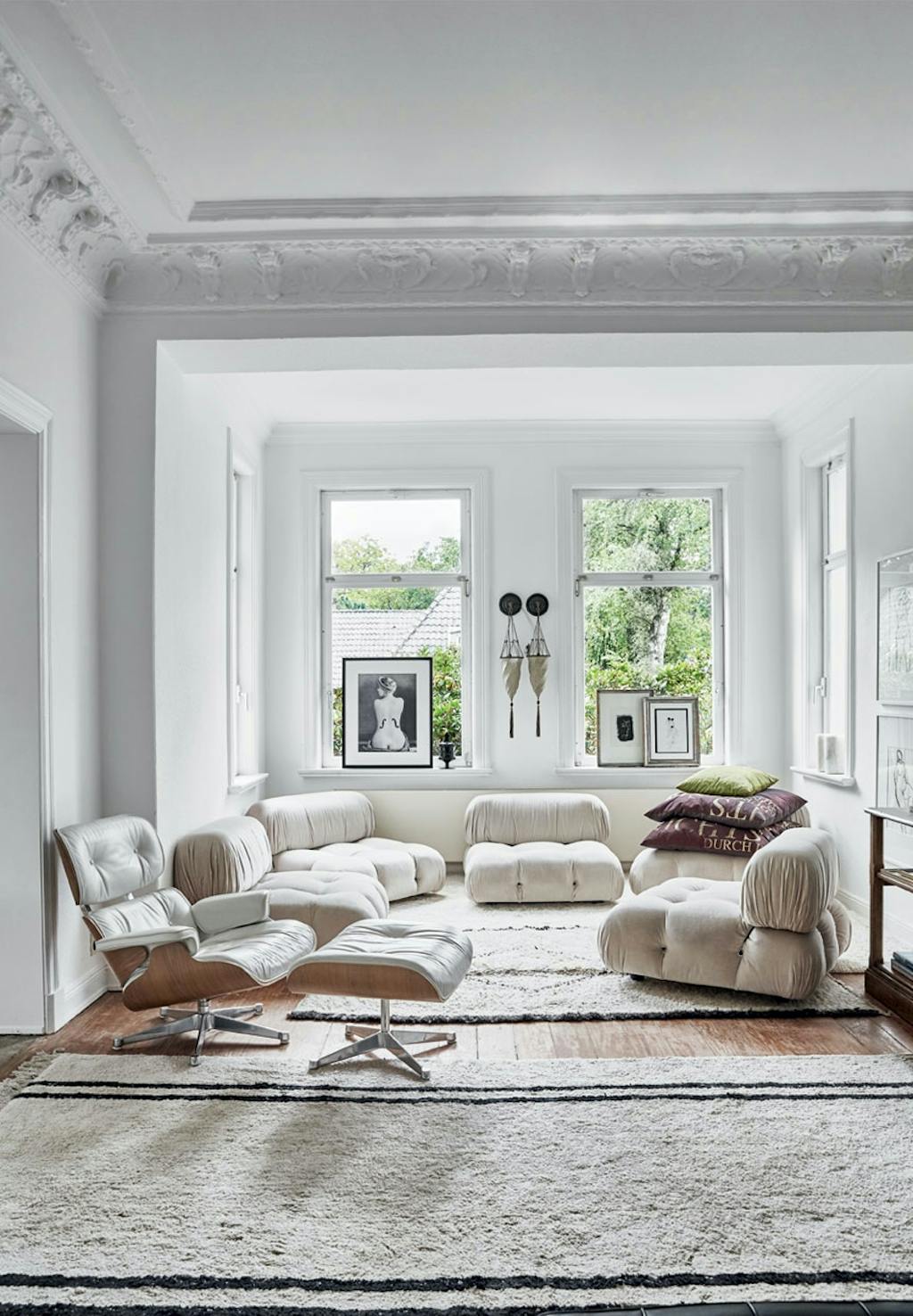 Stue i rolige sand- og naturfarver