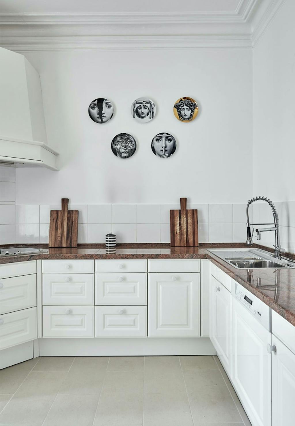 Lyst køkken med et let udtryk