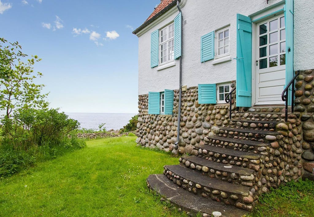 Natursten og turkis jalousier