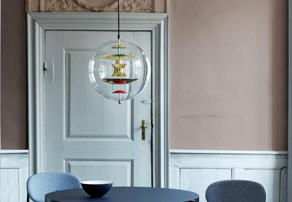 Globen hænger over spisebord