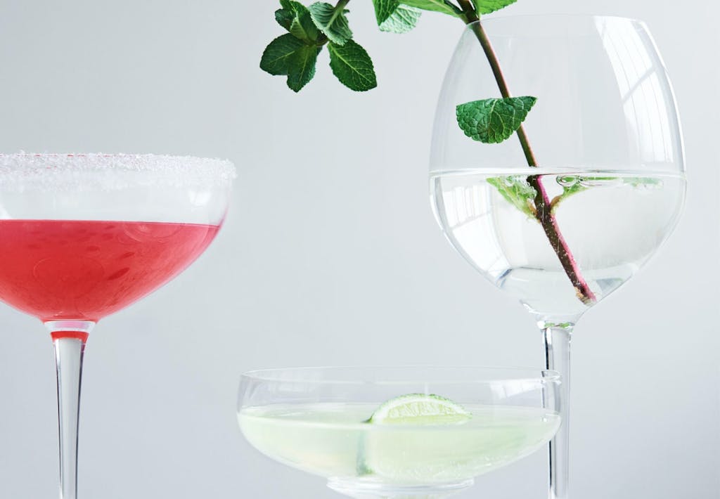 Opskrift på martini med hyldeblomst og mynte